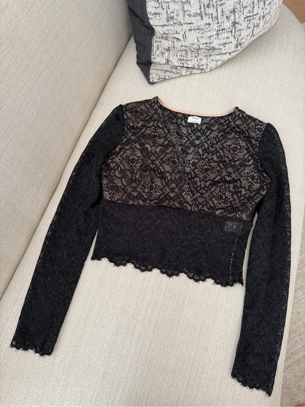 NEW Wilfred Aritzia Nude/Black Lace Long-Sleeve V-Neck Crop Top